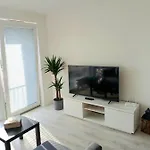 Apartment New Air-conditioned 5 Minutes By Walk From The Airport With Free Garage Parking