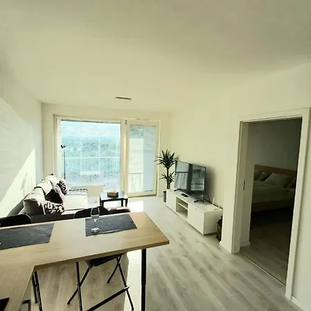 New Air-conditioned 5 Minutes By Walk From The Airport With Free Garage Parking Apartament