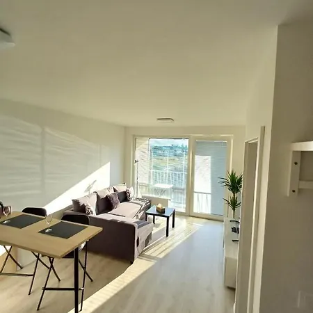 아파트 New Air-conditioned 5 Minutes By Walk From The Airport With Free Garage Parking 브라티슬라바