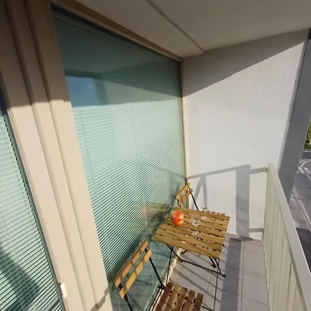 New Air-conditioned 5 Minutes By Walk From The Airport With Free Garage Parking Apartament *