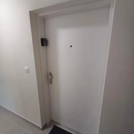 New Air-conditioned 5 Minutes By Walk From The Airport With Free Garage Parking Bratysława