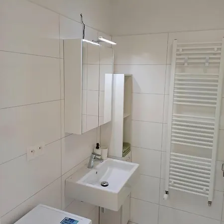 Apartamento New Air-conditioned 5 Minutes By Walk From The Airport With Free Garage Parking *