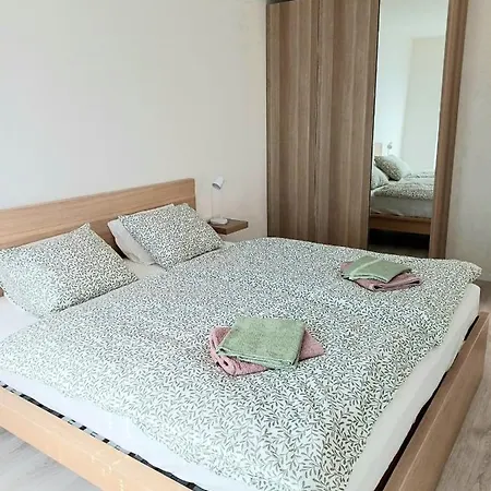 New Air-conditioned 5 Minutes By Walk From The Airport With Free Garage Parking Apartament *