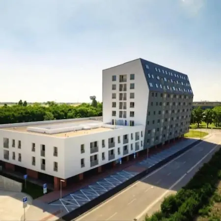 New Air-conditioned 5 Minutes By Walk From The Airport With Free Garage Parking Apartmán