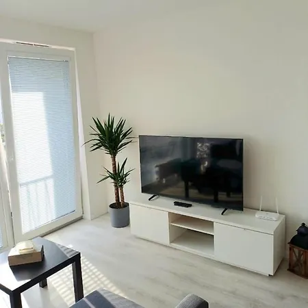 Apartament New Air-conditioned 5 Minutes By Walk From The Airport With Free Garage Parking