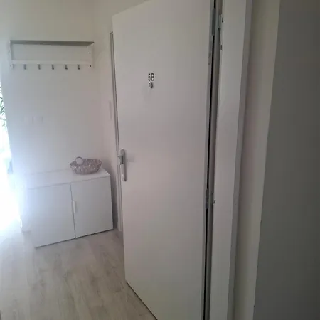 New Air-conditioned 5 Minutes By Walk From The Airport With Free Garage Parking * Pozsony