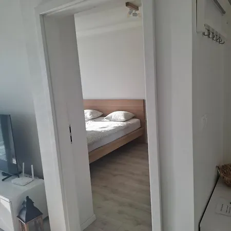 Apartament New Air-conditioned 5 Minutes By Walk From The Airport With Free Garage Parking *