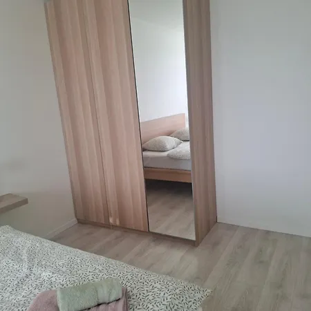 Apartament New Air-conditioned 5 Minutes By Walk From The Airport With Free Garage Parking
