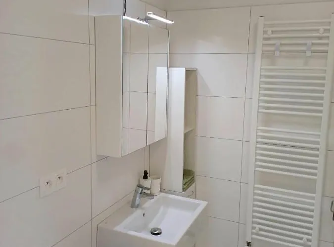 Appartement New Air-conditioned 5 Minutes By Walk From The Airport With Free Garage Parking *