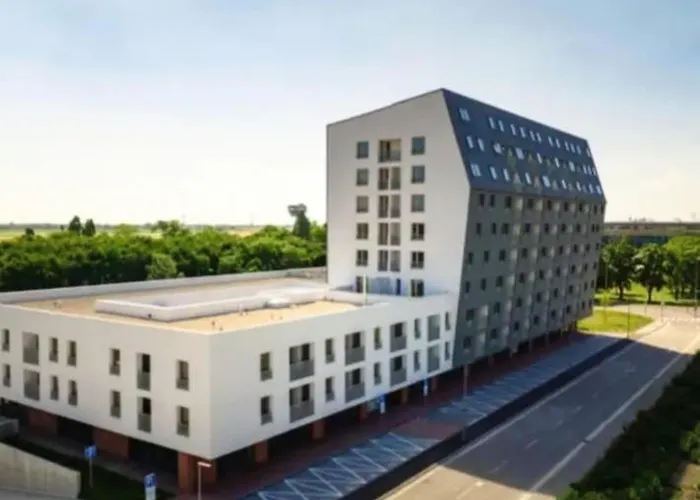 New Air-conditioned 5 Minutes By Walk From The Airport With Free Garage Parking Apartman