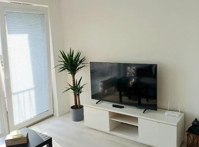 Apartament New Air-conditioned 5 Minutes By Walk From The Airport With Free Garage Parking