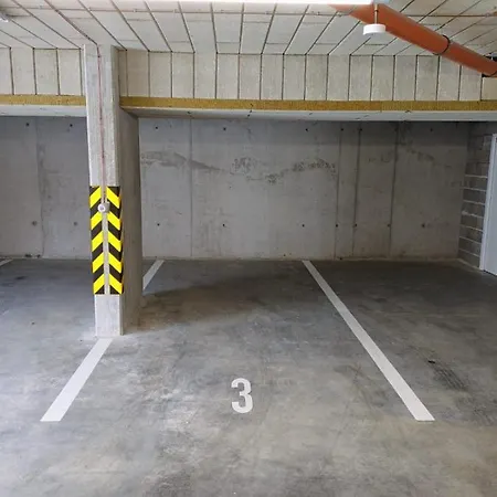 New Air-conditioned 5 Minutes By Walk From The Airport With Free Garage Parking Братислава